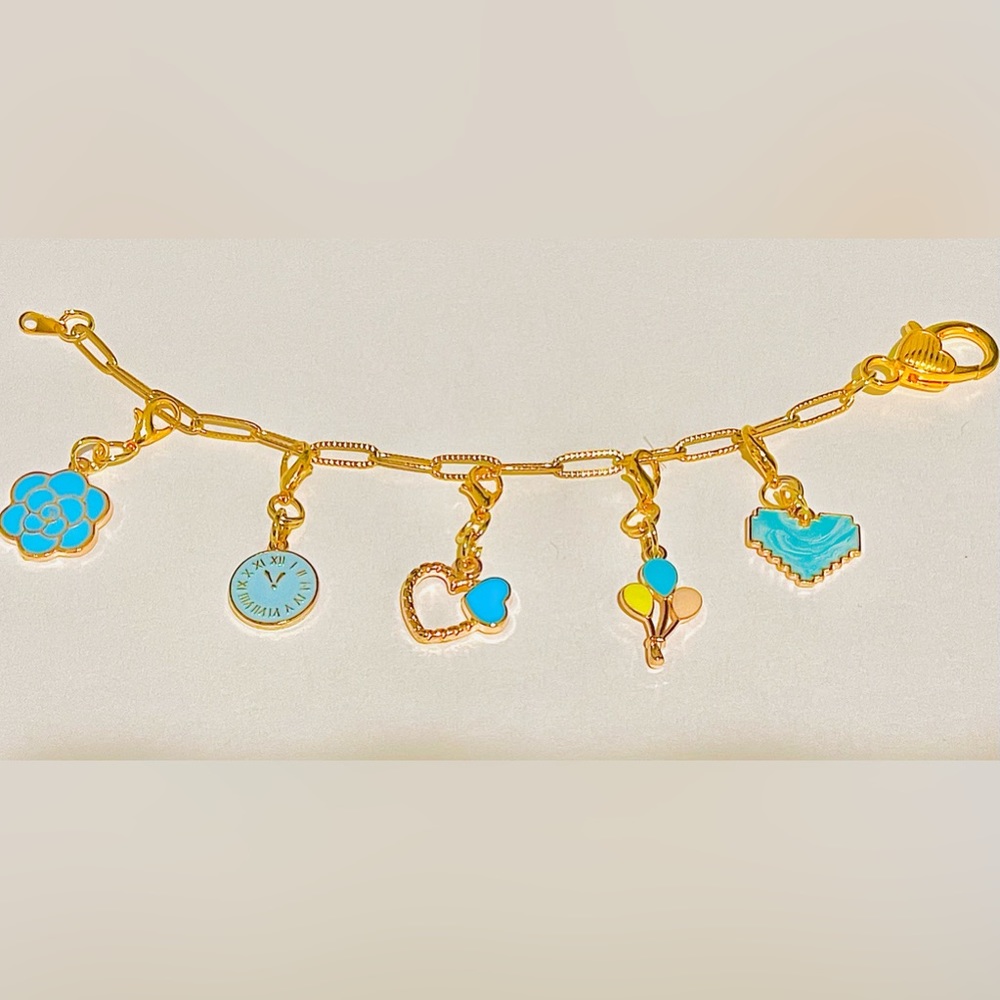 NWT HANDMADE EMBOSSED PAPERCLIP CHAIN BRACELET WITH CHARMS